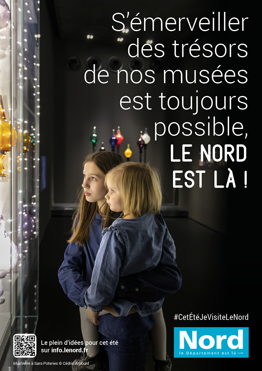 tourisme dans le Nord. Musverre à Sars Poteries, enfants regardant une exposition